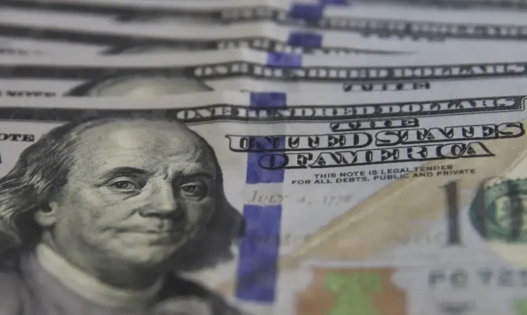 Dólar ultrapassa R$ 5,20 e bolsa de SP recua em dia de cautela com juros dos EUA