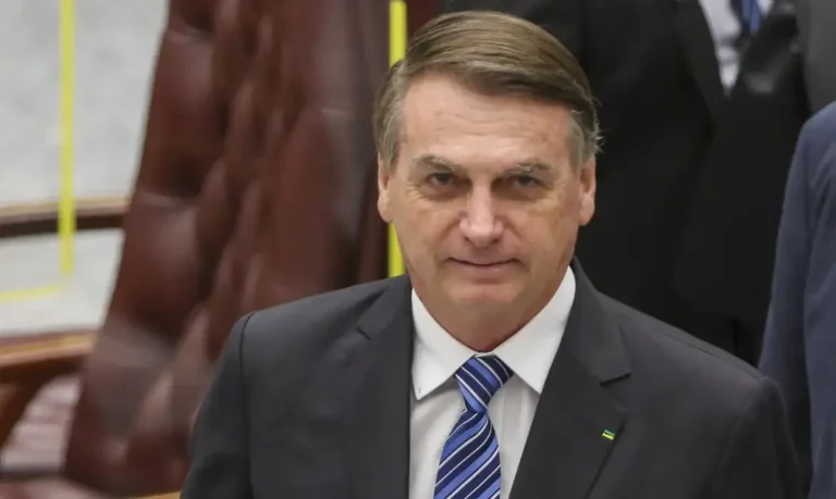 Alexandre de Moraes prorroga prisão domiciliar de Bolsonaro e apreende armas