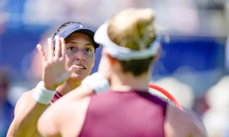 Luisa Stefani avança com força nas duplas em Wimbledon