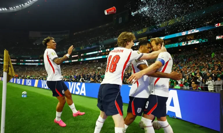 Inglaterra supera expulsão e vence o México no Azteca, avançando na Copa