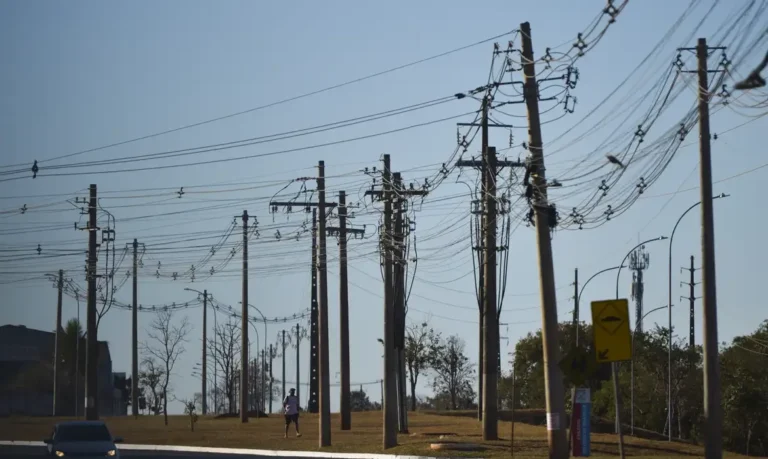 Acidentes com rede elétrica sobem em 2025, mas mortes diminuem; construção civil lidera ocorrências