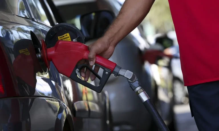Decisão sobre aumento do etanol na gasolina é adiada; setor pede mais estudos