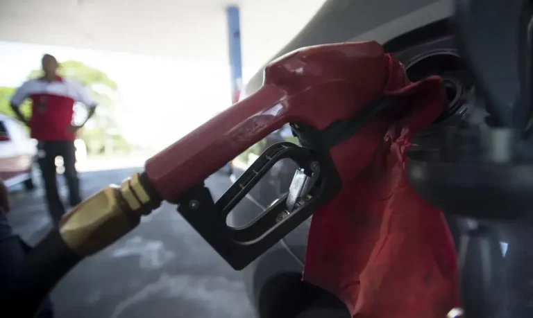 Alta do petróleo adia decisão sobre fim do subsídio da gasolina no Brasil