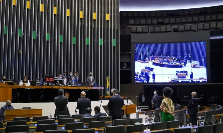 Ministro do STF intima partidos a detalhar interferência em emendas parlamentares