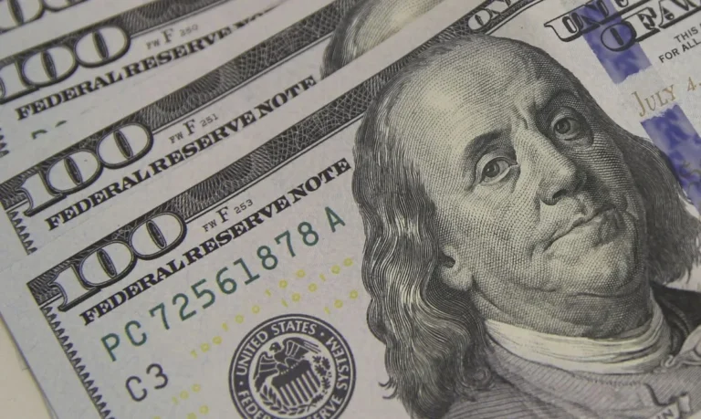 Dólar flerta com R$ 5,10: tarifas americanas e tensões globais ditam cautela nos mercados