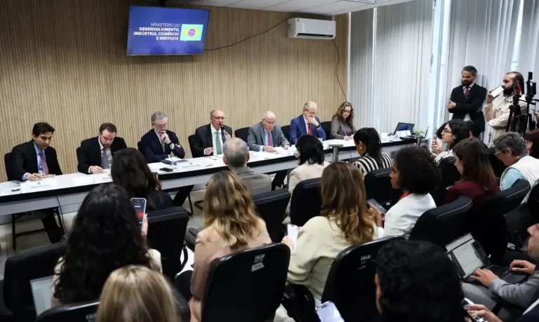 Governo brasileiro anuncia socorro a setores afetados por novas tarifas dos EUA