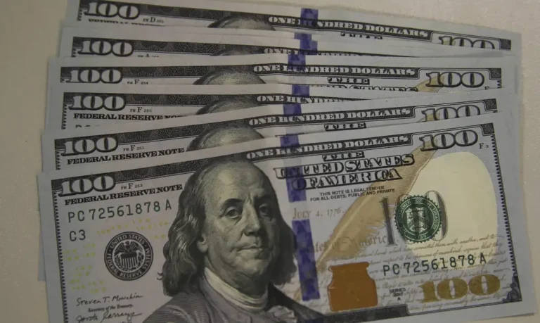 Dólar desce para R$ 5,08 com juros altos e petróleo em alta; bolsa sente peso de mineradoras