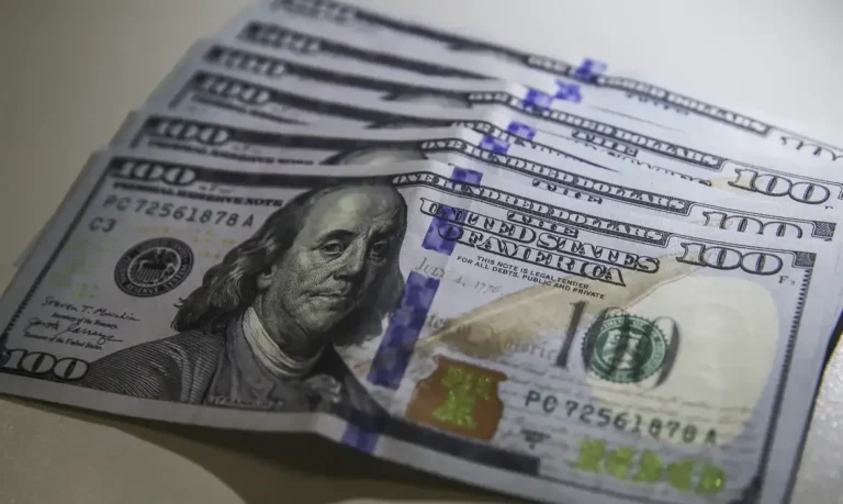 Dólar fecha semana em R$ 5,08 com mercado atento a tarifas e tensões globais