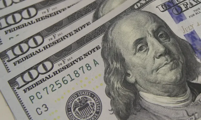 Dólar atinge menor patamar em quase dois meses com cenário externo favorável