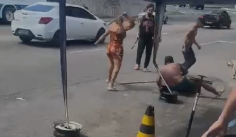 Vídeo mostra briga com pauladas e mulher enfrenta agressores para salvar homem em Manaus