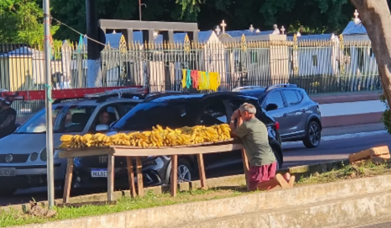 Momento de fé de vendedor de bananas comove moradores e viraliza nas redes em Manaus