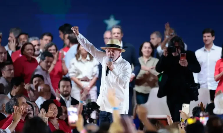 Lula oficializado pelo PT para disputa presidencial; Alckmin repete chapa como vice