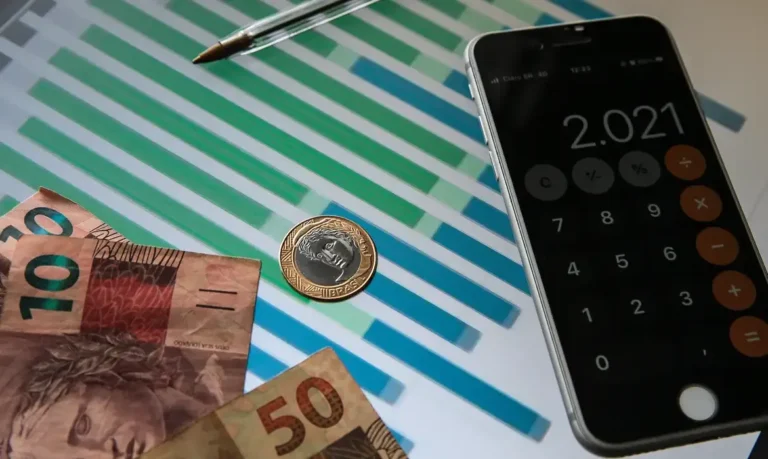 Mercado financeiro ajusta projeções: Selic e inflação para 2026 sobem em expectativa