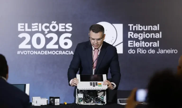 Urna eletrônica é desmontada em evento público para reforçar segurança e transparência do voto