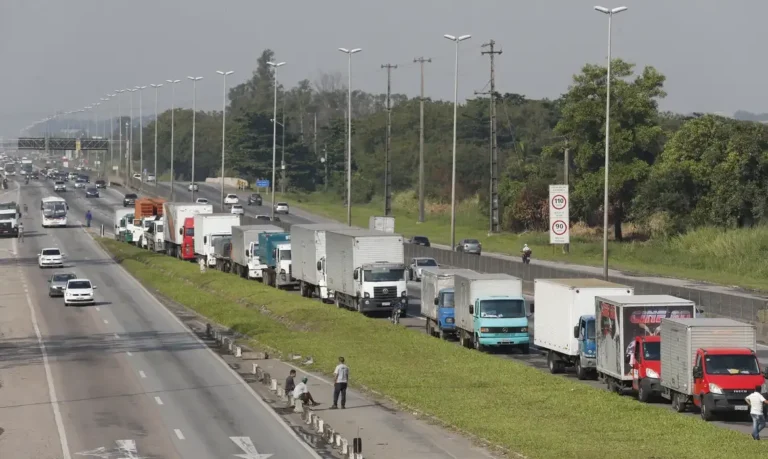 Frete mínimo para caminhoneiros agora é lei; entenda as novas regras de fiscalização