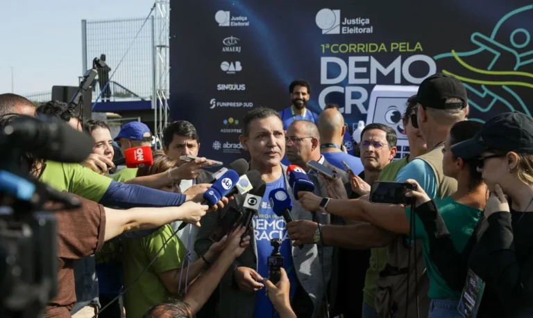 Justiça Eleitoral abre urnas para o público e reforça segurança do voto no Brasil