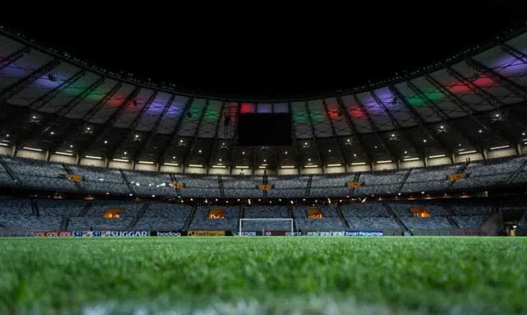 Libertadores: Cruzeiro e Flamengo abrem disputa nas oitavas com empate eletrizante no Mineirão