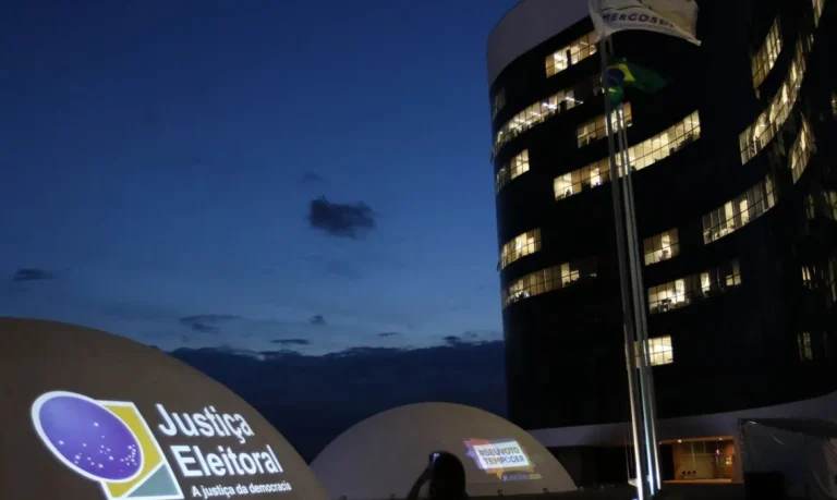 TSE investiga filiação indevida de Flávio Bolsonaro ao partido Missão após falha em registro