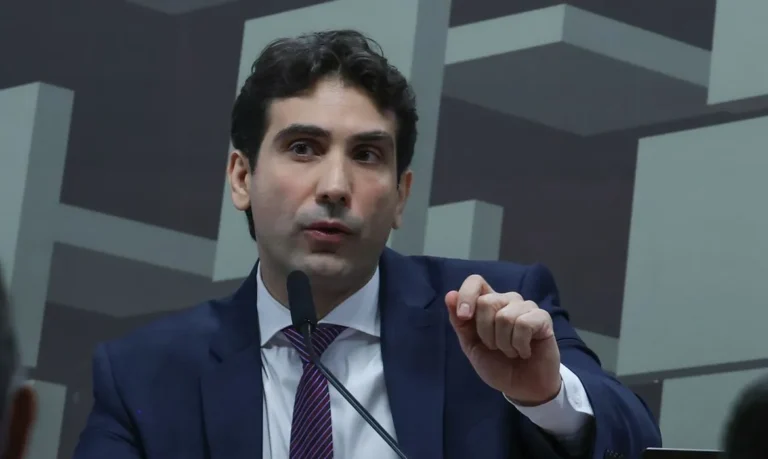 Presidente do BC alerta para pressão de empresas por acesso indevido ao FGC