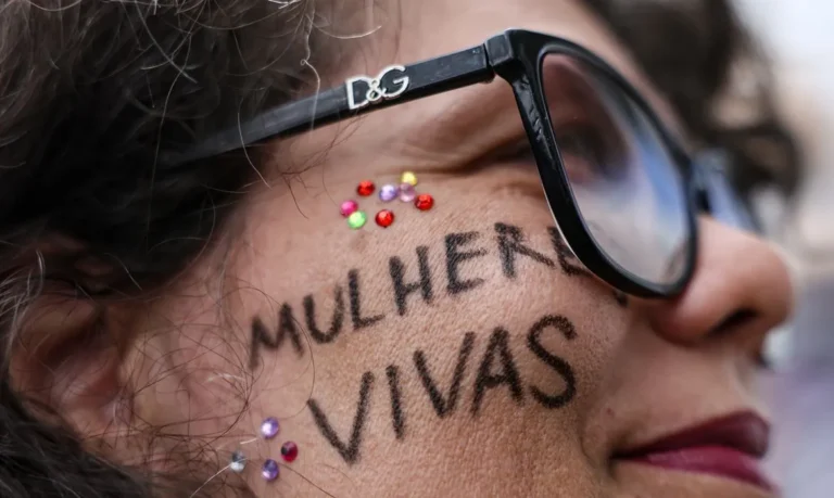 Ex-policial do RJ condenado a 28 anos por feminicídio brutal de ex-esposa