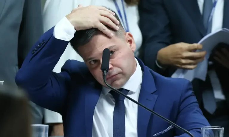 Moraes cassa aposentadoria de ex-diretor da PRF condenado por atos antidemocráticos