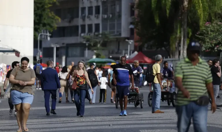 Brasil atinge 214 milhões de habitantes com crescimento populacional em desaceleração, aponta IBGE