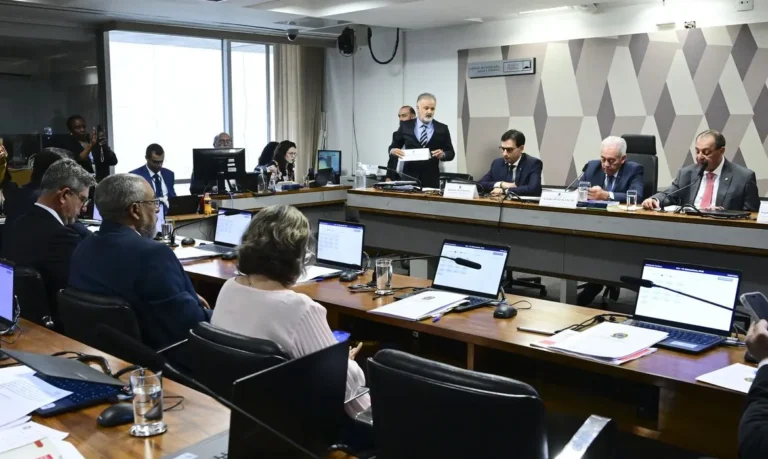 Senado avança com PEC que extingue jornada 6×1 e propõe descanso semanal de dois dias
