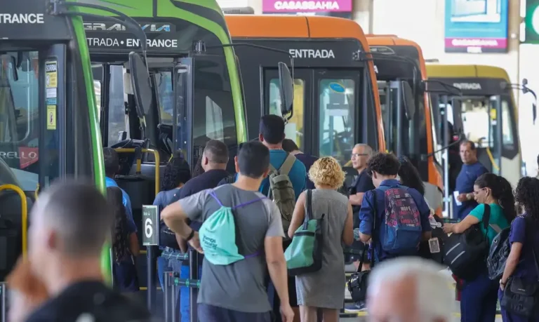 Jornada 6×1 prejudica saúde mental de 67% dos brasileiros, aponta pesquisa
