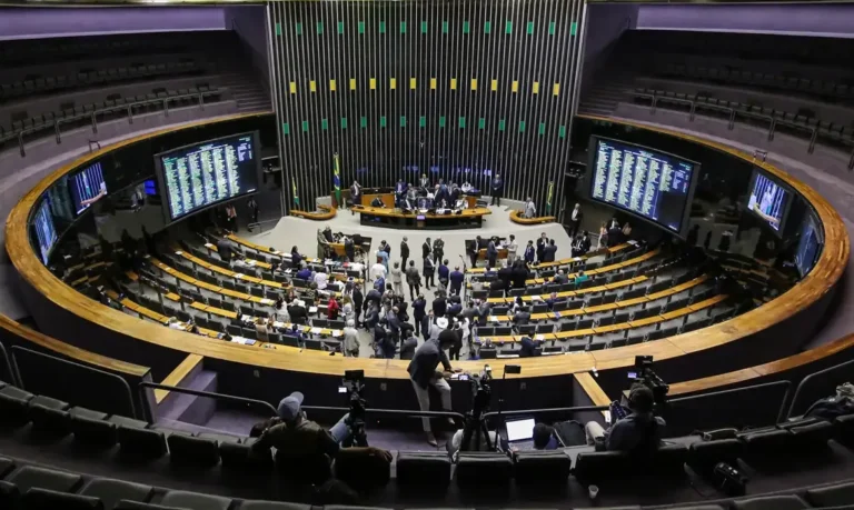 Câmara aprova ‘taxa das blusinhas’: compras internacionais até US$ 50 ficam isentas de imposto e seguem para o Senado