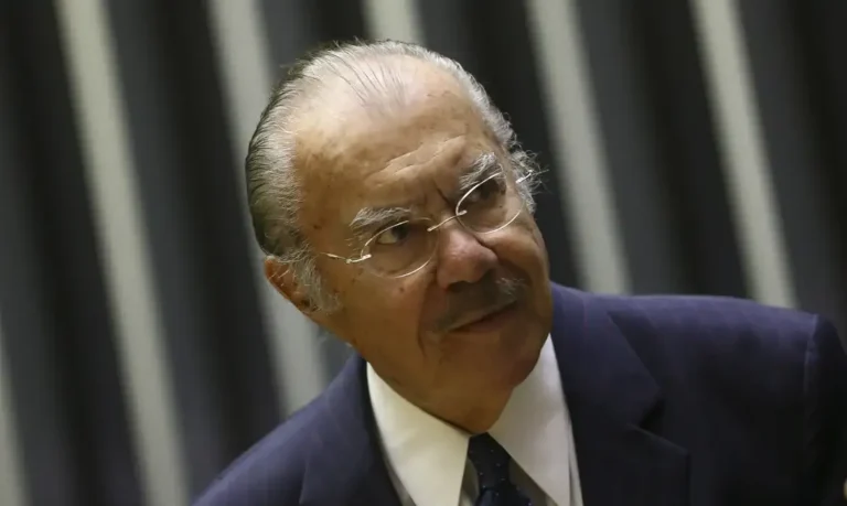 José Sarney permanece hospitalizado em São Paulo para tratamento de pneumonia
