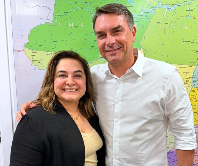 Flávio Bolsonaro reforça apoio a Professora Maria do Carmo e convoca direita para ato em Manaus