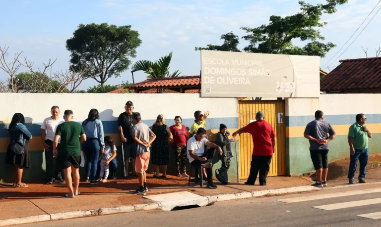 De curral a centro de votação: a emocionante jornada de eleitores em escola histórica