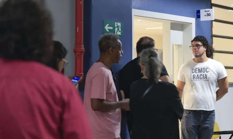 Votação deste domingo: eleitores têm até às 17h para escolher representantes