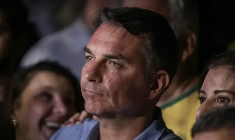 Mendonça impõe multa a Flávio Bolsonaro por propaganda eleitoral irregular contra Lula