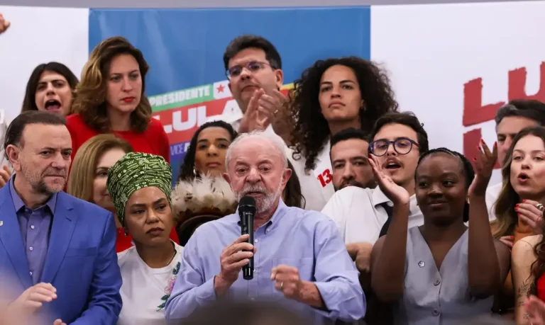 Lula desafia Flávio Bolsonaro sobre jornada de trabalho e propõe dois dias de folga