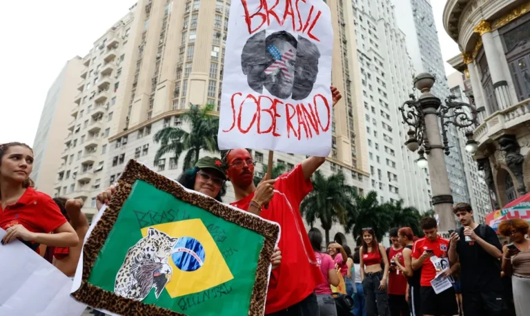 Estudantes marcham no Rio em defesa de Lula e da democracia