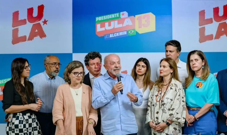 Lula comemora avanço na redução da jornada de trabalho e critica cortes em gastos públicos