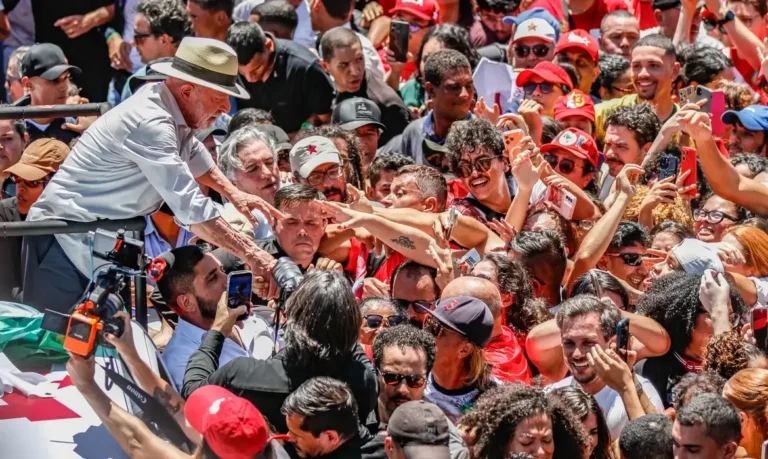 Lula reafirma compromisso com trabalhador e critica “fascismo” em ato no DF
