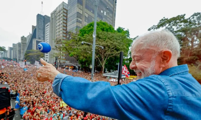 Milhares ecoam na Paulista em ato pela democracia e reeleição de Lula