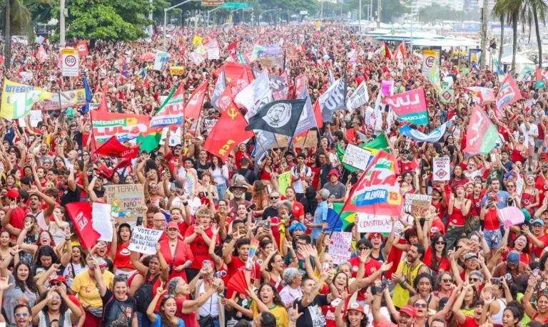 Multidão em Copacabana: ato massivo defende democracia e apoia Lula