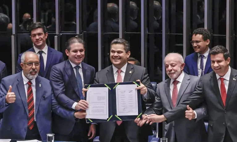 Congresso promulga fim da jornada 6×1; Alcolumbre presta homenagem a Paulo Paim